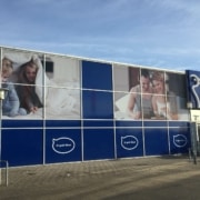 Foliedekoration til butiksfacade